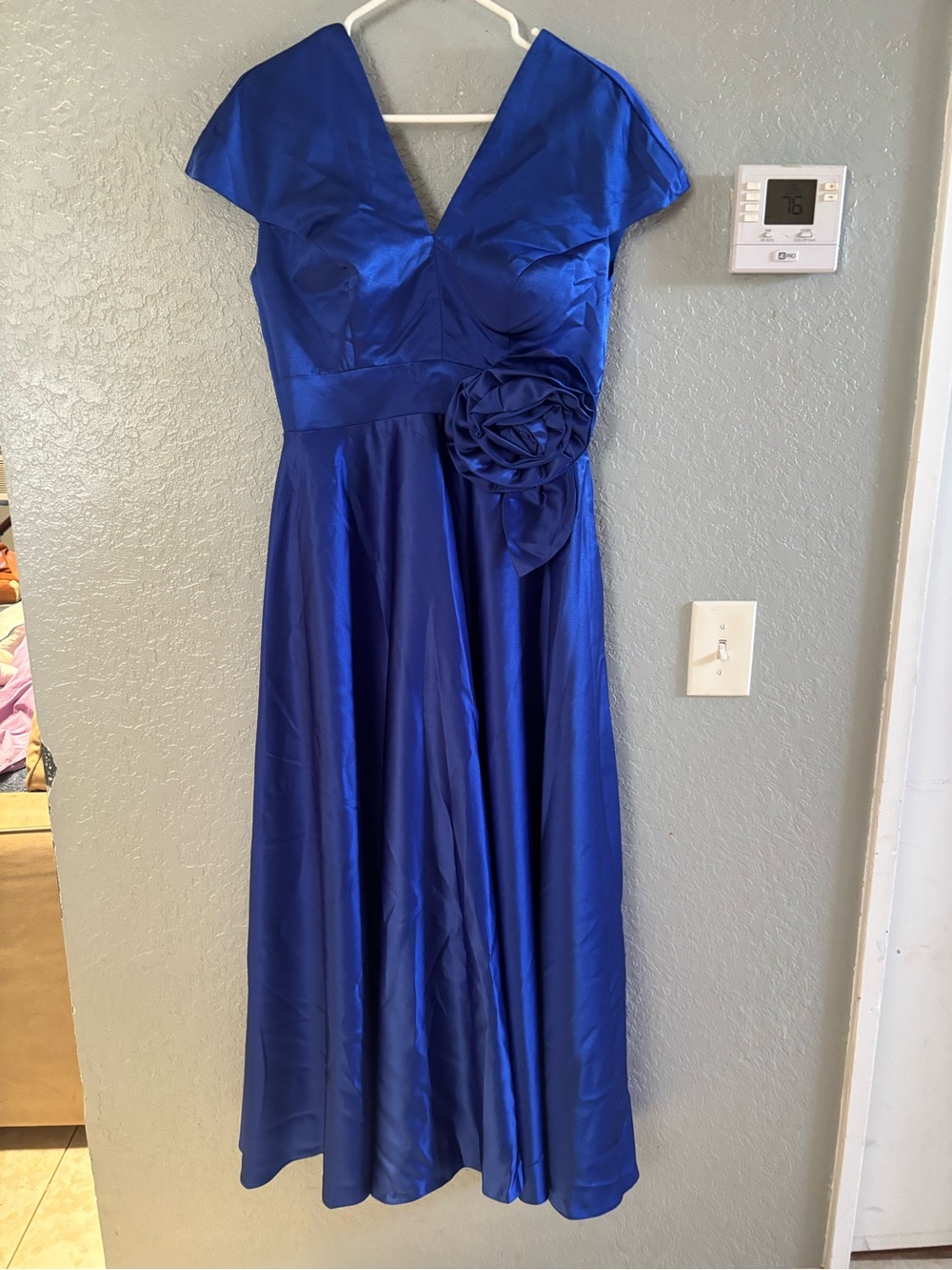 Elegant Royal Blue V-Neck Midi Dress with Rosette Accent